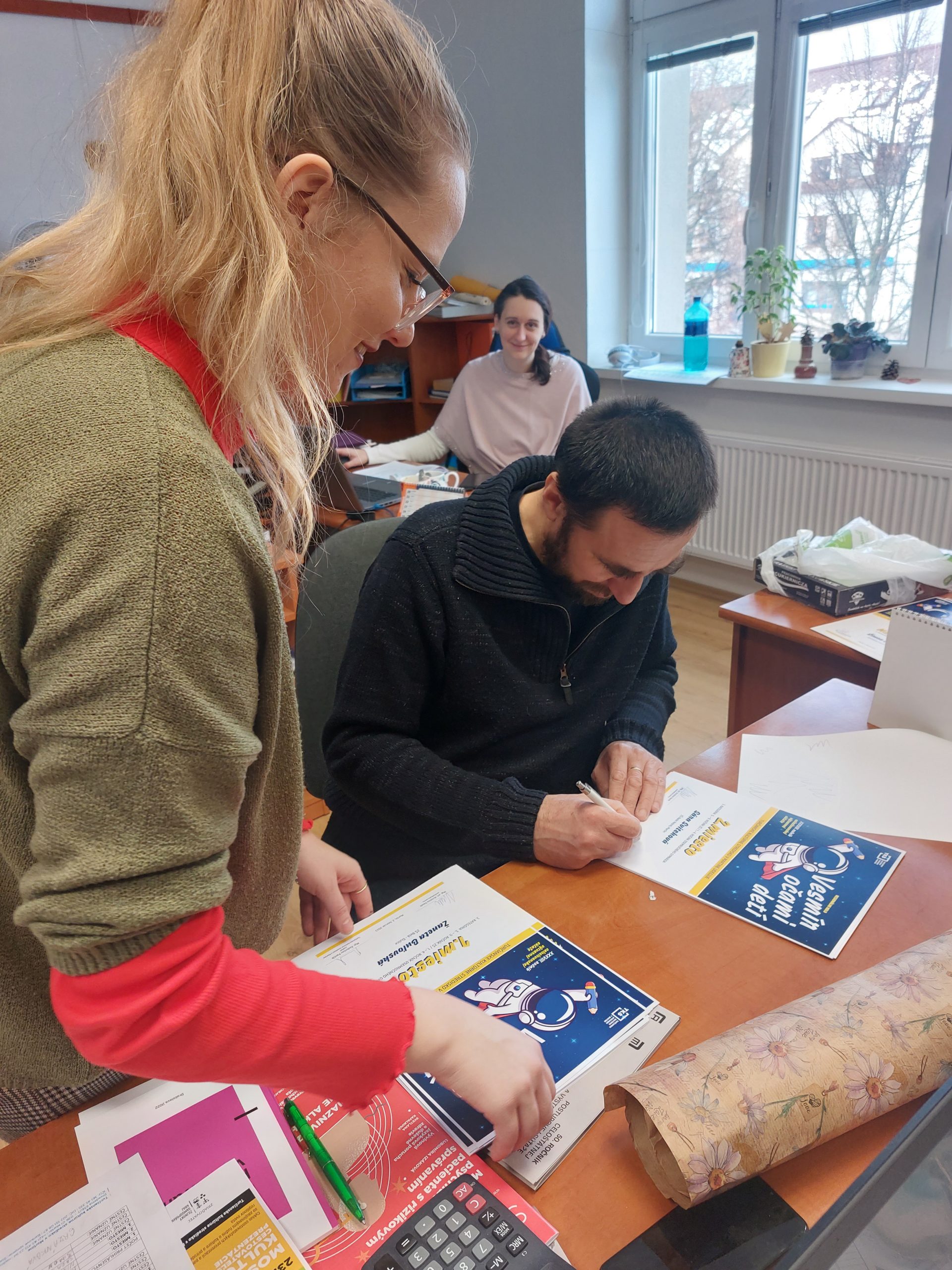 Predsedníčka poroty a Riaditeľ TKS podpisujú diplomy